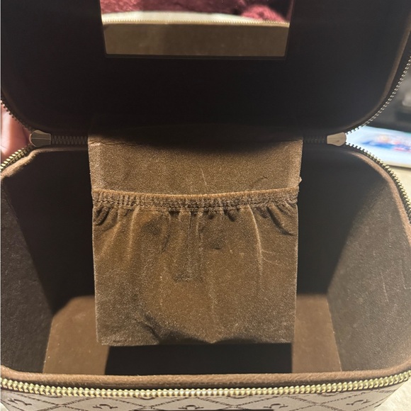 True Religion Vanity Case! - Picture 5 of 6